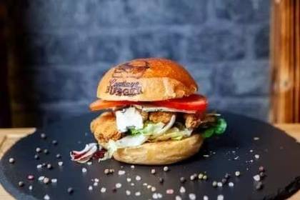 Gorgonzola crispy burger