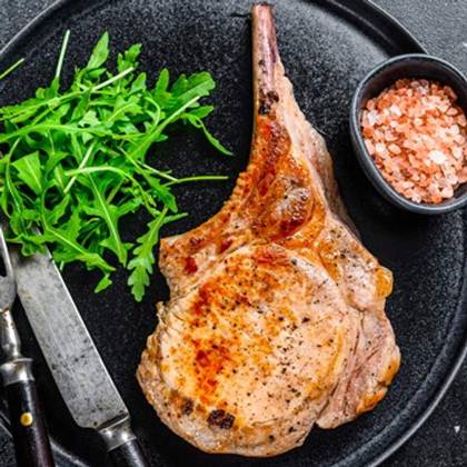 Tomahawk de porc cu cartofi taranesti si ciuperci sote