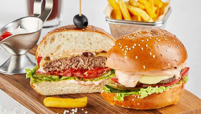 Cheeseburger with piquant sauce