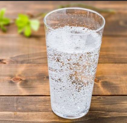 Woda Gazowana 0.5l *(nước có ga)