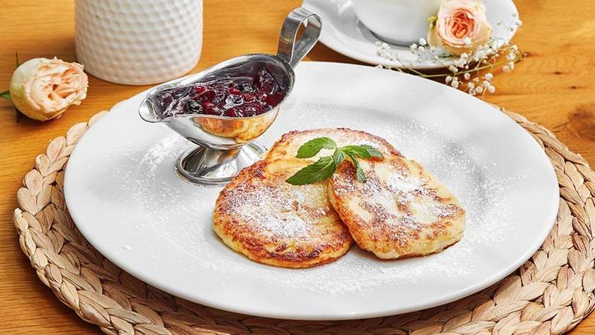 Cottage Cheese pancakes with raisins and berry sauce