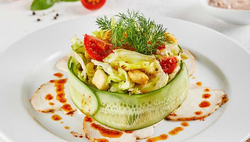 Chicken salad with
baby potatoes in piquant sauce