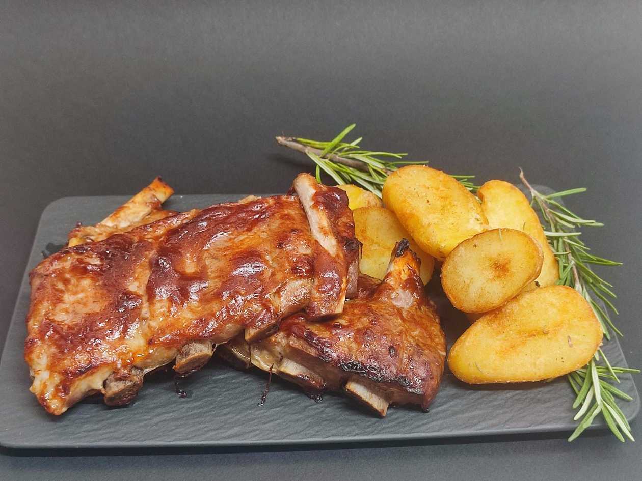 Coaste de porc cu sos Bbq si cartofi cu rozmarin