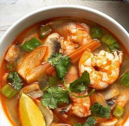 Zupa Tom Yum z krewetkami *(súp tôm um với tôm )