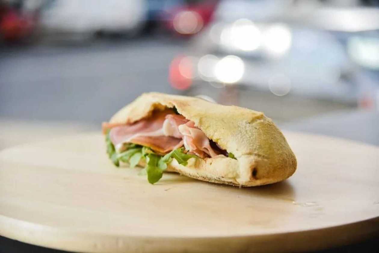 Prosciutto crudo e rucola panini sandwich