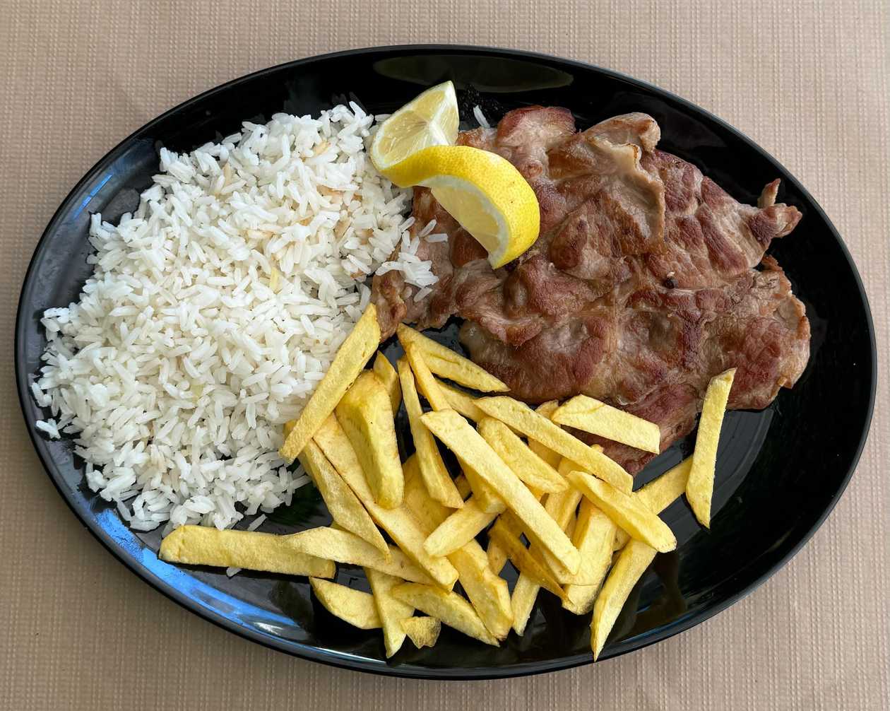 Plumas de Porco com Batatas Fritas e Arroz