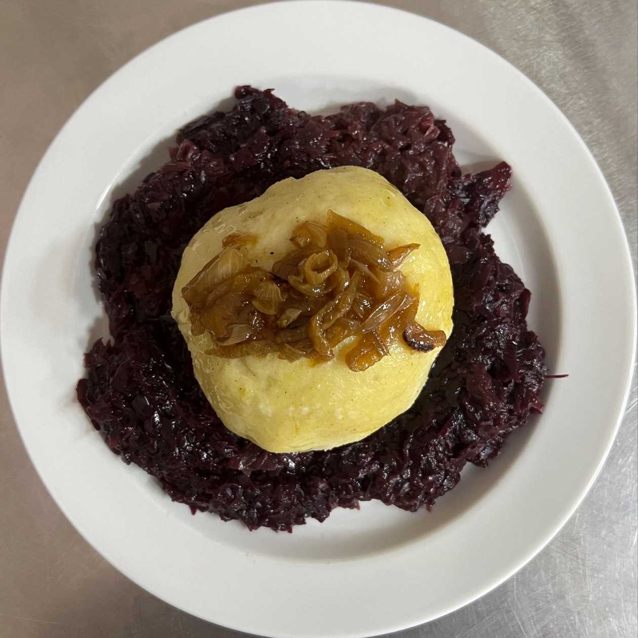 1ks PLNĚNÝ BRAMBOROVÝ KNEDLÍK s TRHANÝM VEPŘOVÝM a BÍLÝ ZELÍ, RESTOVANÁ CIBULKA