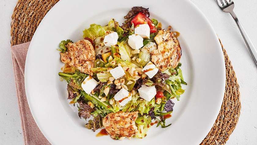 Vegetable salad with chicken and feta cheese