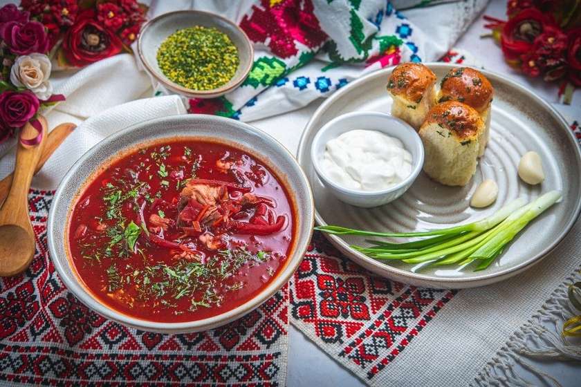 (LP) Red borscht with pampushkas and sour cream
