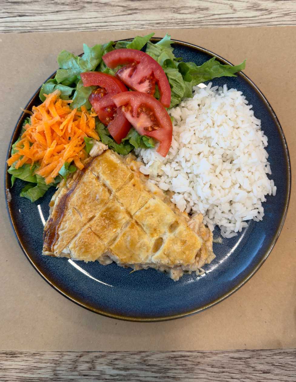 Fatia de Quiche de Espinafres e Queijo Creme com Arroz e Salada