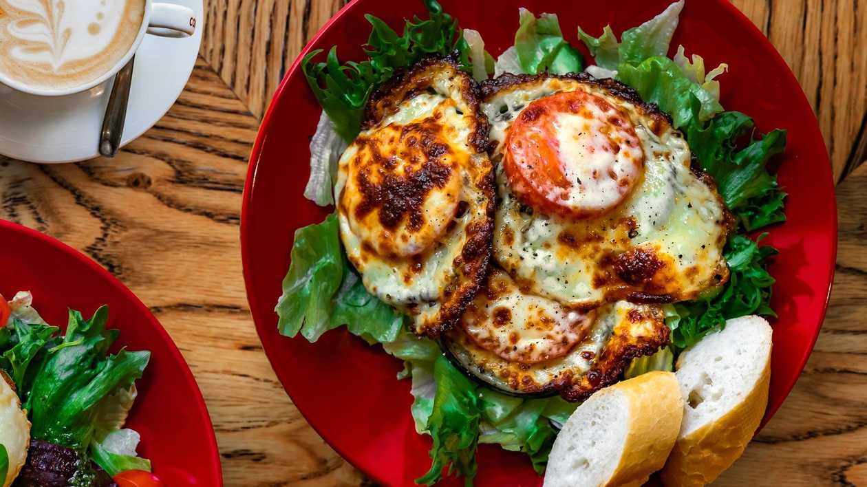 Salad with Baked Eggplants with Mozzarella Cheese
