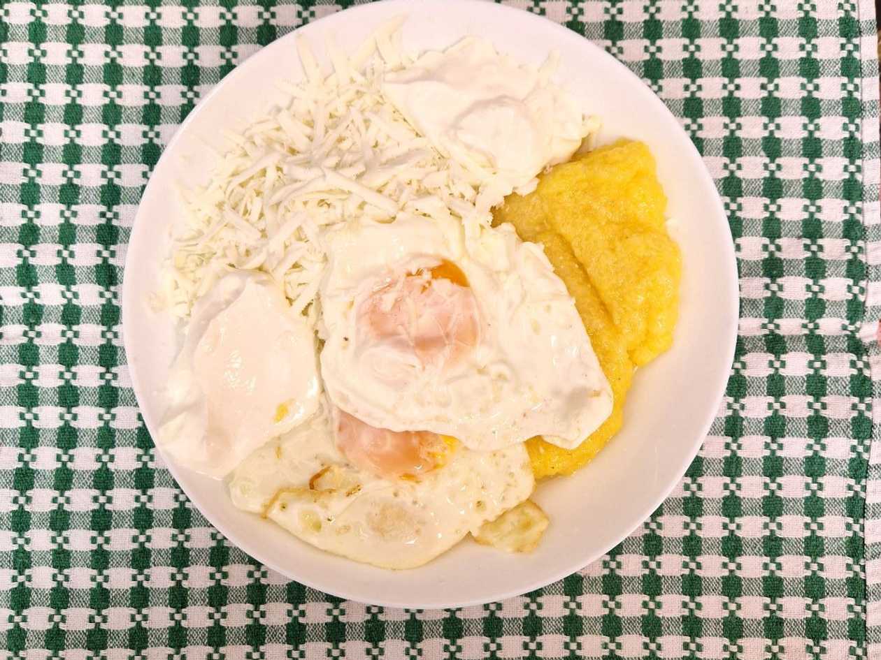 Mamaliguta cu brinza,smantana si 2oua prajite