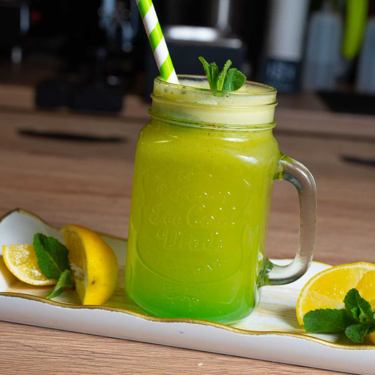 Lemonade with green apples
