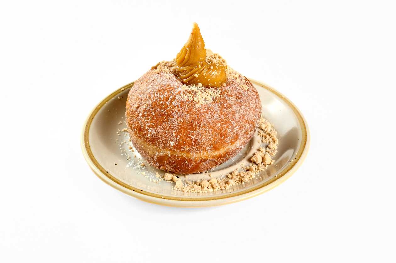 Pączek z różą cukrem pudrem