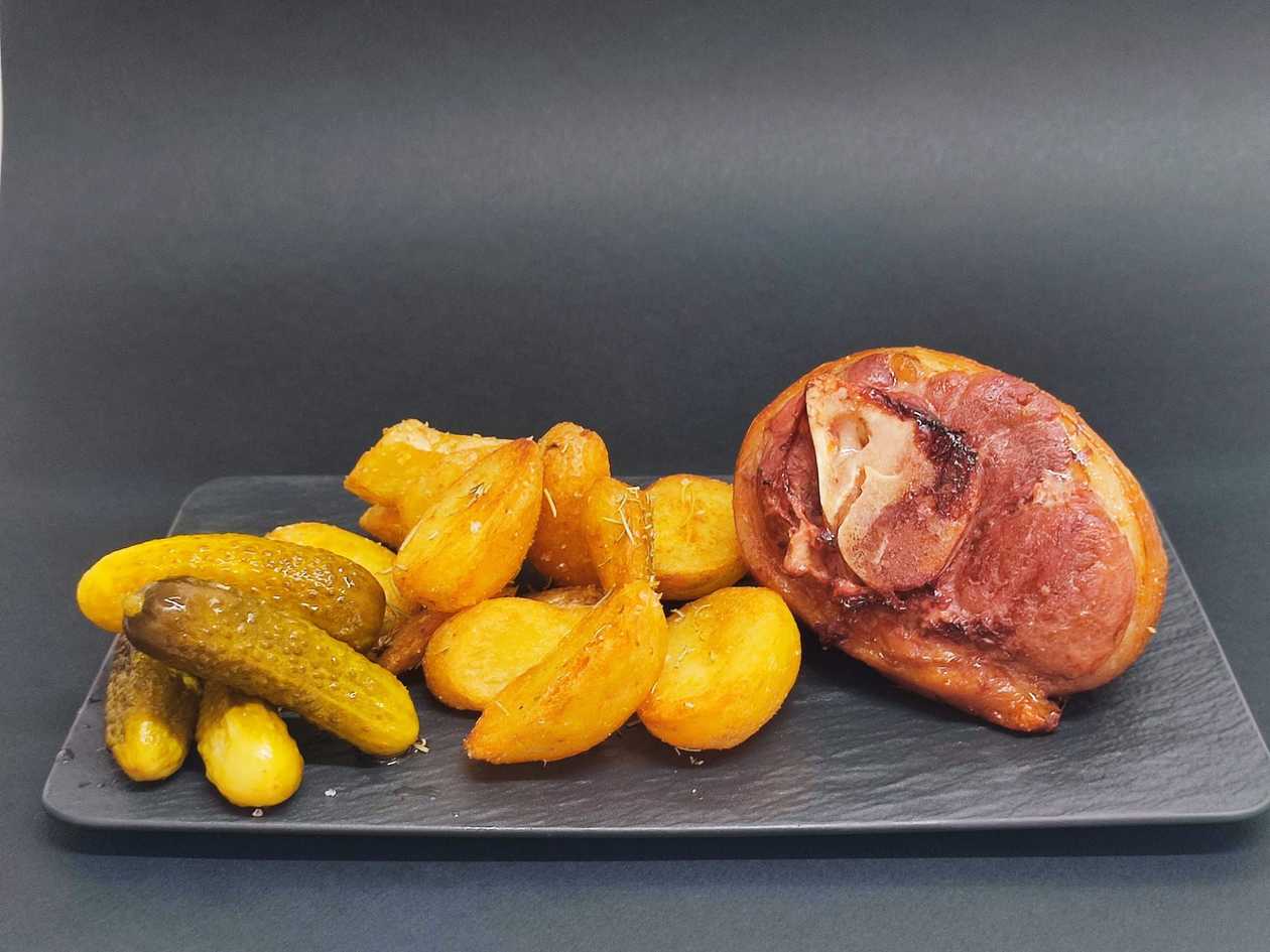 Ciolan cu cartofi cu rozmarin si castraveti murati