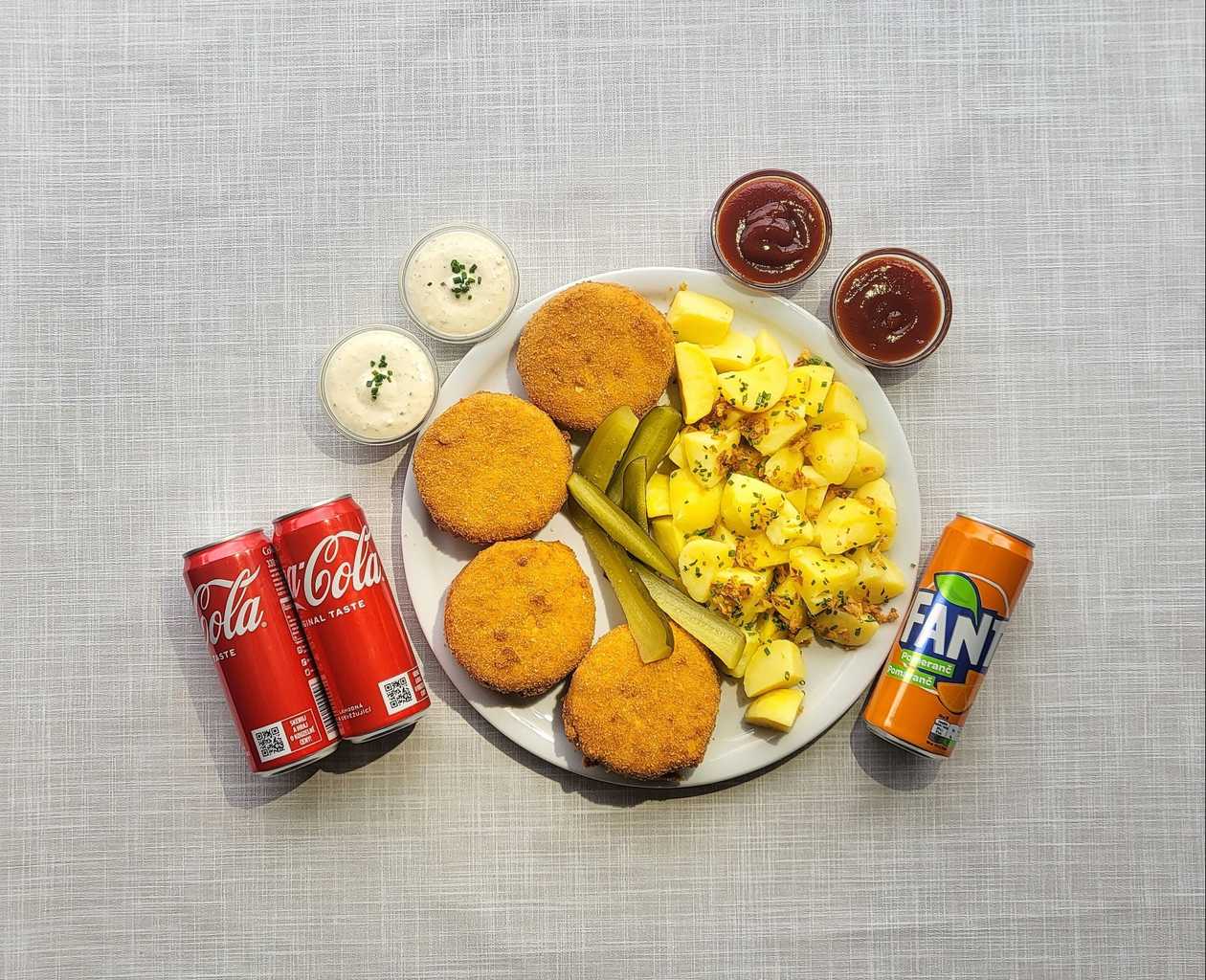 500g Smažený Hermelín Plněný Šunkou + 600g Vařený Brambor, Okurky, 2x Tatarka, 2x Kečup, 2x Coca-Cola, 1x Fanta