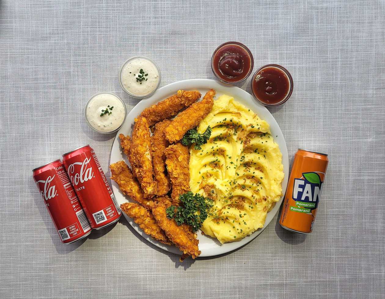 500g Kuřecí Stripsy + 600g Vařený Brambor, Okurky, 2x Tatarka, 2x Kečup, 2x Coca-Cola, 1x Fanta