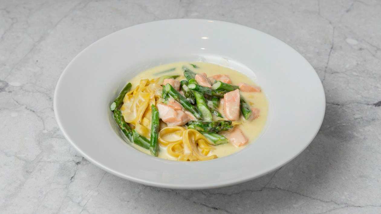Tagliatelle con Salmone e Asparagi