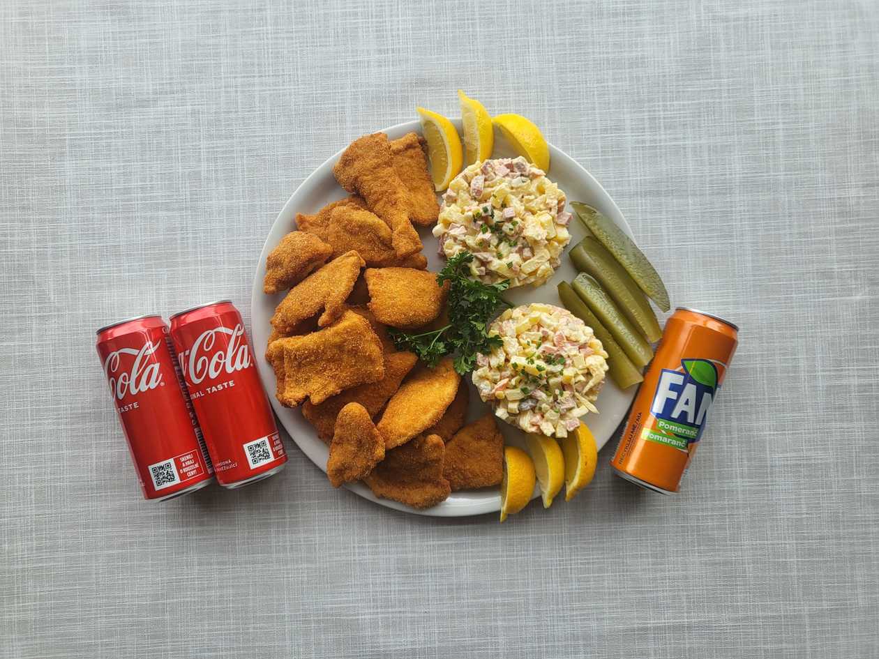 500g Kuřecí Řízky + 600g Bramborový Salát, Citron, Okurky, 2x Coca-Cola, 1x Fanta (plech)
