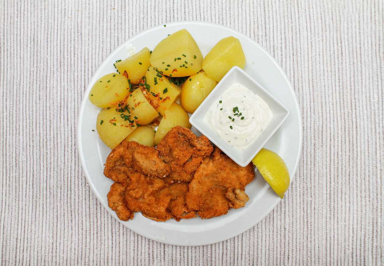 Kuřecí Řízek, Vařený Brambor, Máslo, Cibulka, Tatarka