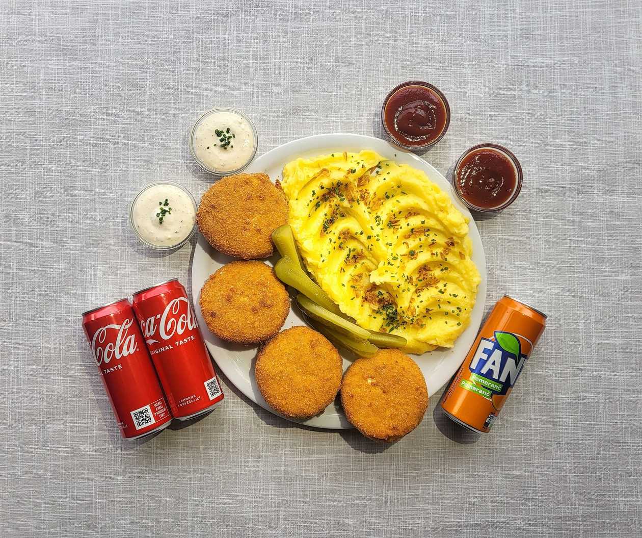 500g Smažený Hermelín Plněný Šunkou + 600g Bramborová Kaše, Okurky, Máslo, Cibulka, 2x Tatarka, 2x Kečup, 2x Coca-Cola, 1x Fanta