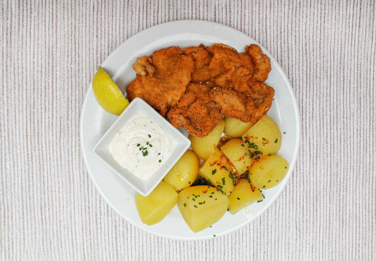 Vepřový Řízek, Vařený Brambor, Máslo, Cibulka, Tatarka