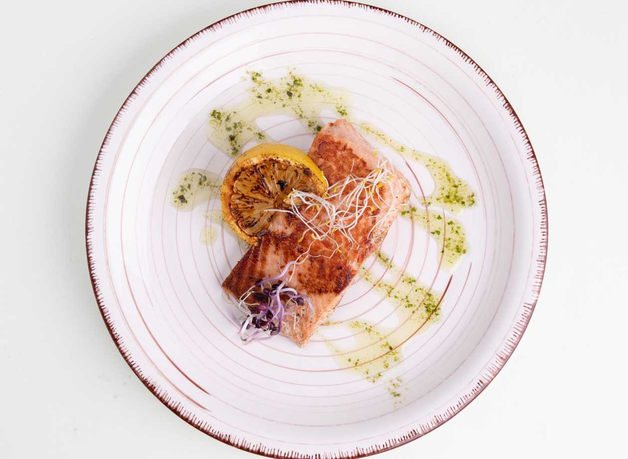 Grilovaný Losos, Bazalkové Pesto, Citron, Grilovaná Zelenina