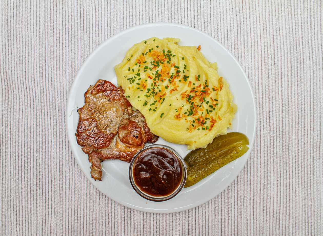 Grilovaná Krkovice Bramborová Kaše, Máslo, Cibulka, Okurka, BBQ Omáčka