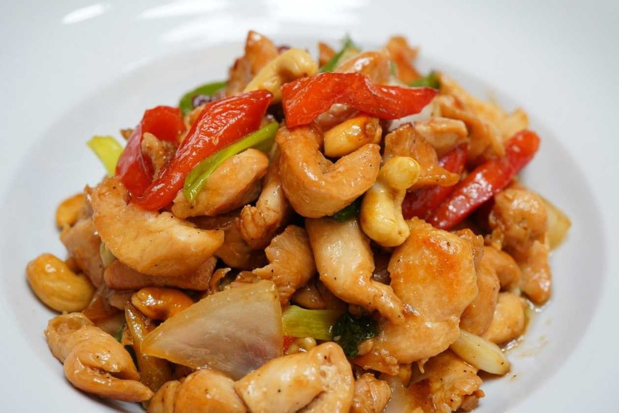 Stir-fried Chicken with Cashew Nuts