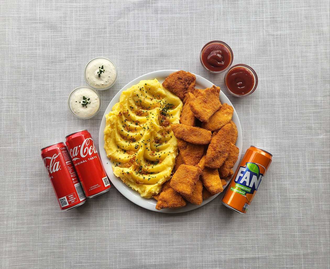 500g Kuřecí Řízky + 600g Bramborová Kaše, Citron, Okurky, Máslo, Cibulka, 2x Tatarka, 2x Kečup, 2x Coca-Cola, 1x Fanta