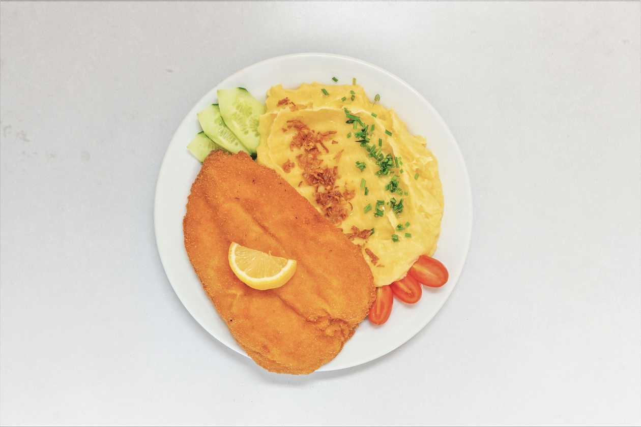 Vepřový Řízek, Bramborová Kaše, Máslo, Cibulka, Okurka