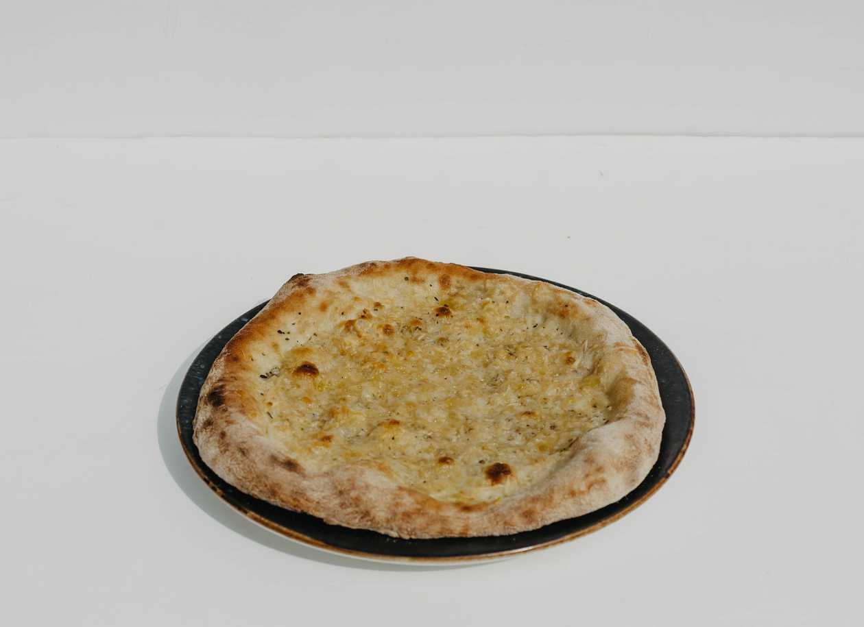 Focaccia cu parmezan, cimbrișor și ulei de măsline