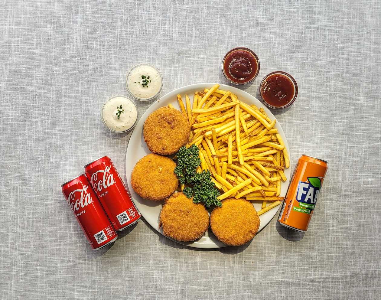 500g Smažený Hermelín Plněný Šunkou + 500g Hranolky, 2x Tatarka, 2x Kečup, 2x Coca-Cola, 1x Fanta