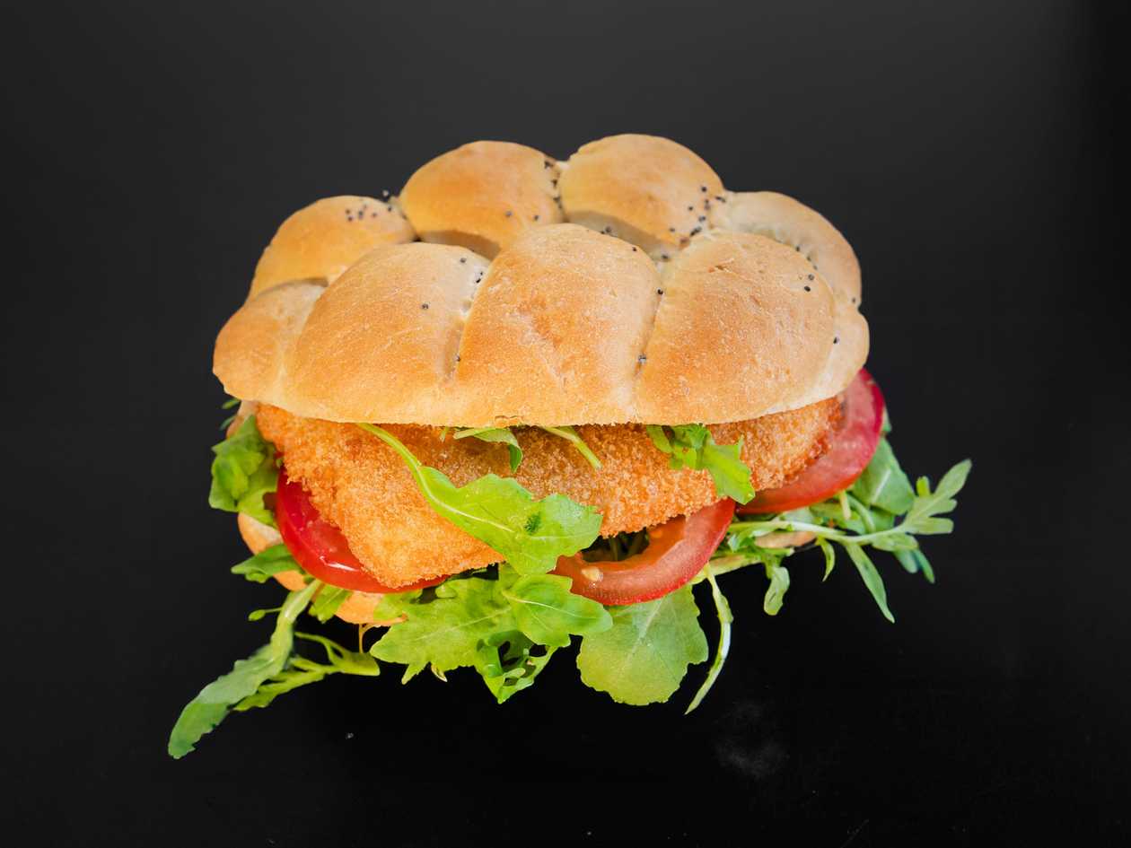 Fried cheese in a bun (homemade tartare, arugula, tomato)