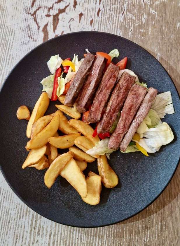 Flank steak on lettuce