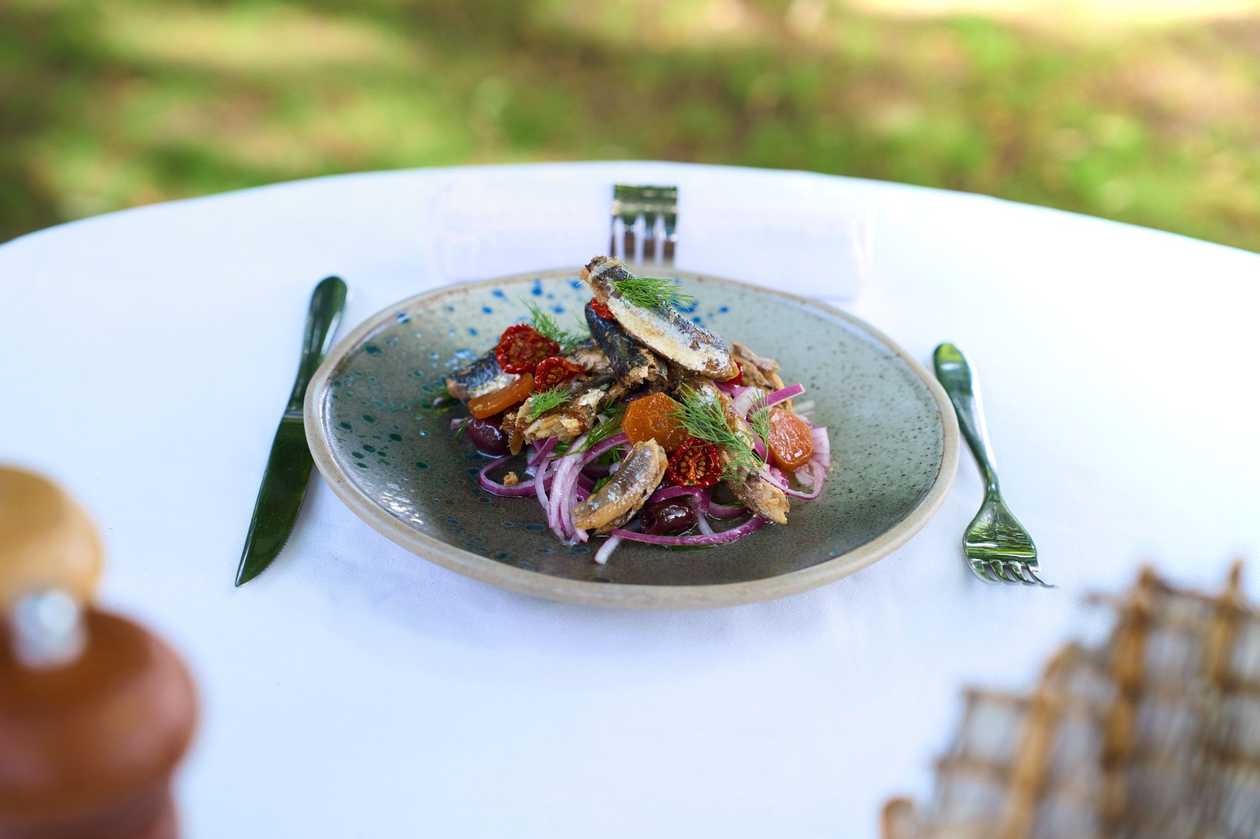Salata Dobrogeana cu sardina si ceapa rosie