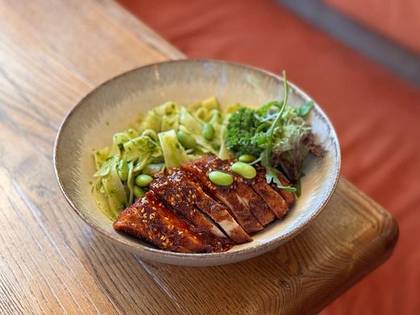 Боул з пастою та куркою