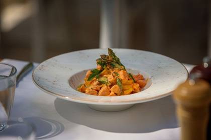 Tagliatelle cu somon si sos rose