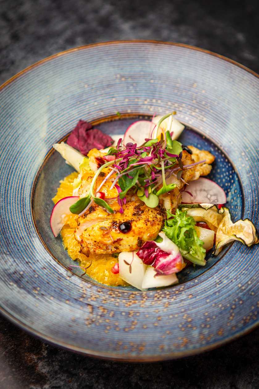 Crispy chicken salad with citrus and mango sauce