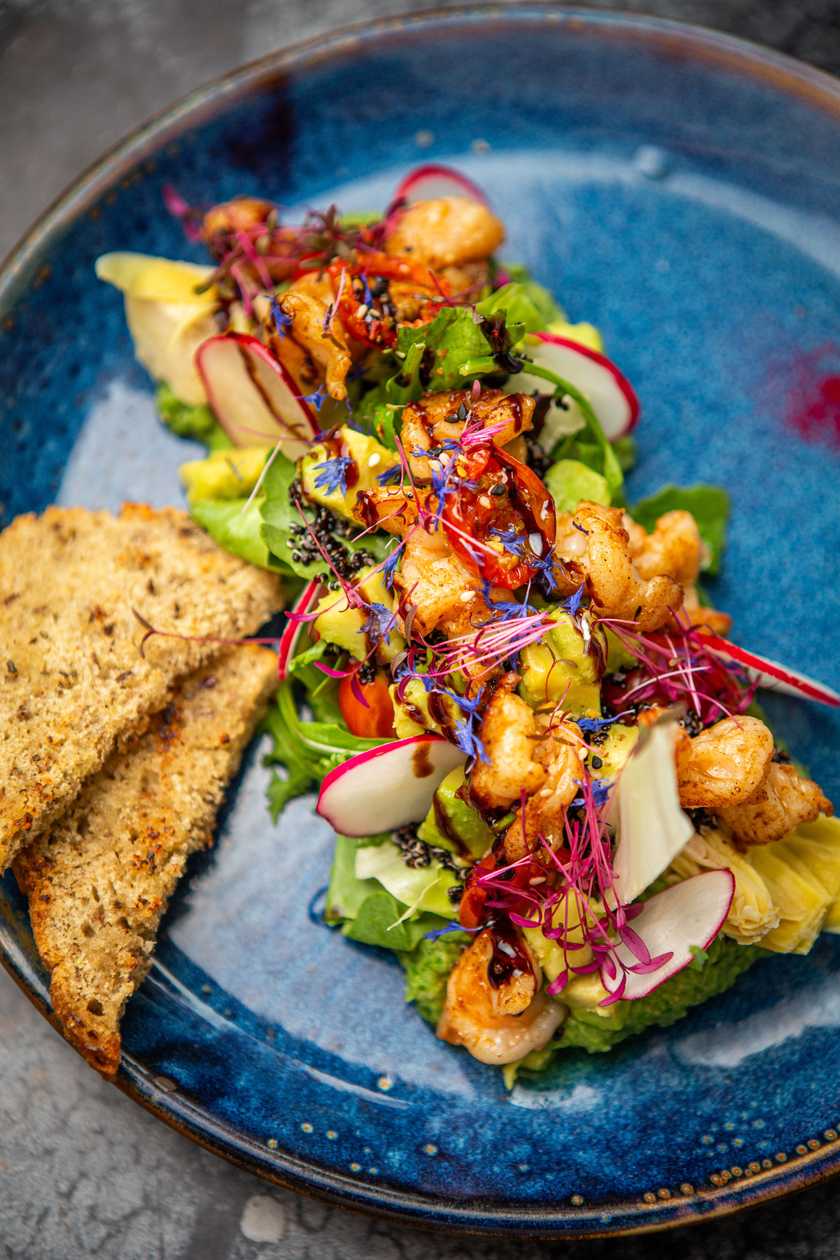 Avocado-shrimp salad with artichoke and mozzarella balls