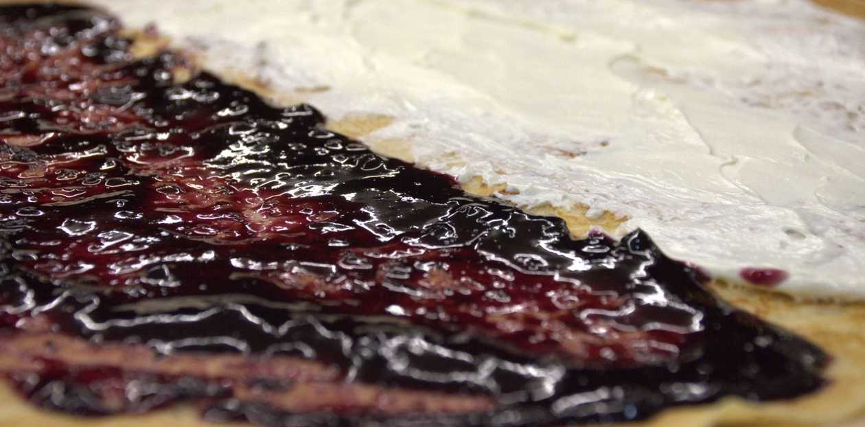 Clatita cu mascarpone si dulceata de fructe de padure