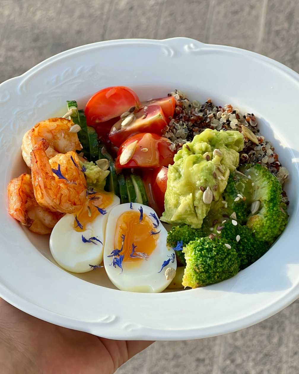 Боул з креветками, кіноа та овочами