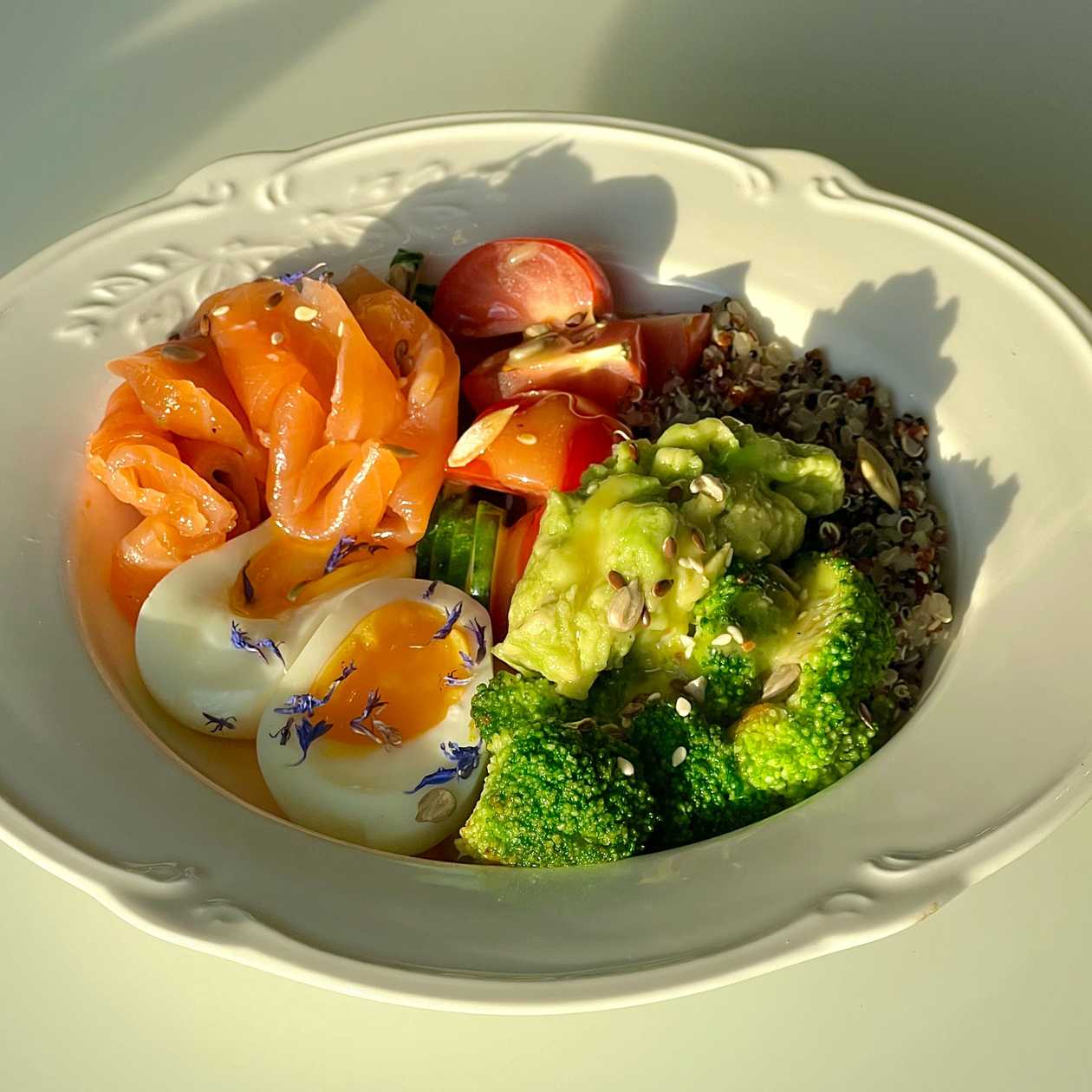 Боул з лососем, кіноа та овочами