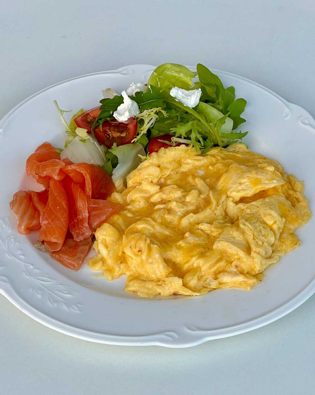 Скрембл із лососем