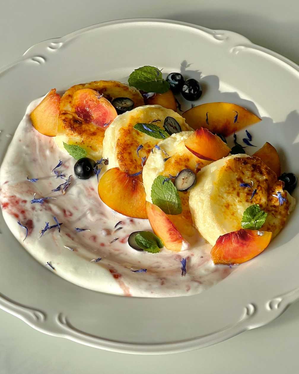 Сирники солодкі з крем сиром і ягодами