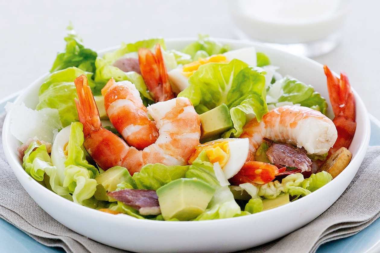Iceberg lettuce salad with fried shrimp