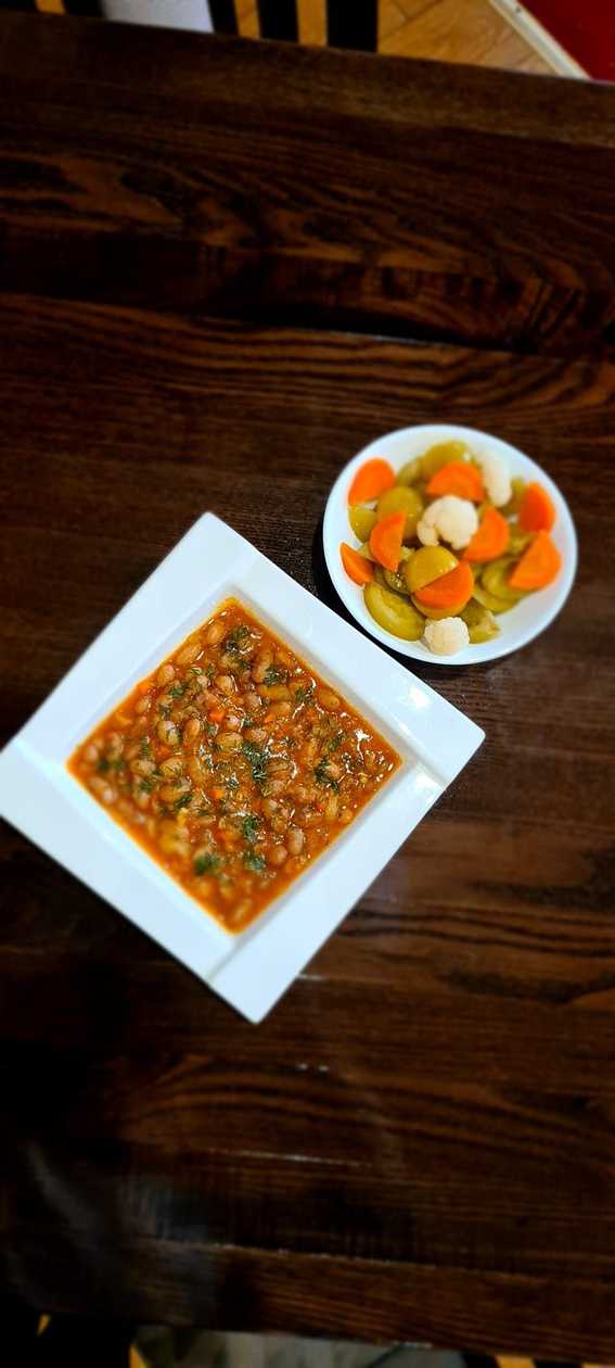 Iahnie de fasole cu castraveți murati