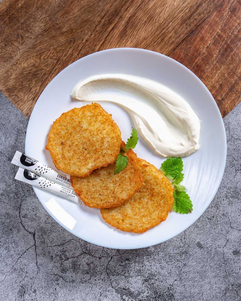 Potato pancakes (4 pcs) with smoked salmon and sour cream