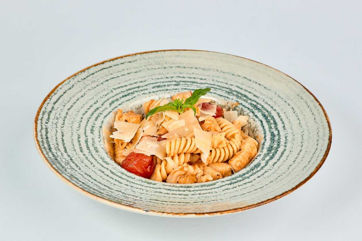Fusilli cu piept de pui și sos de roșii