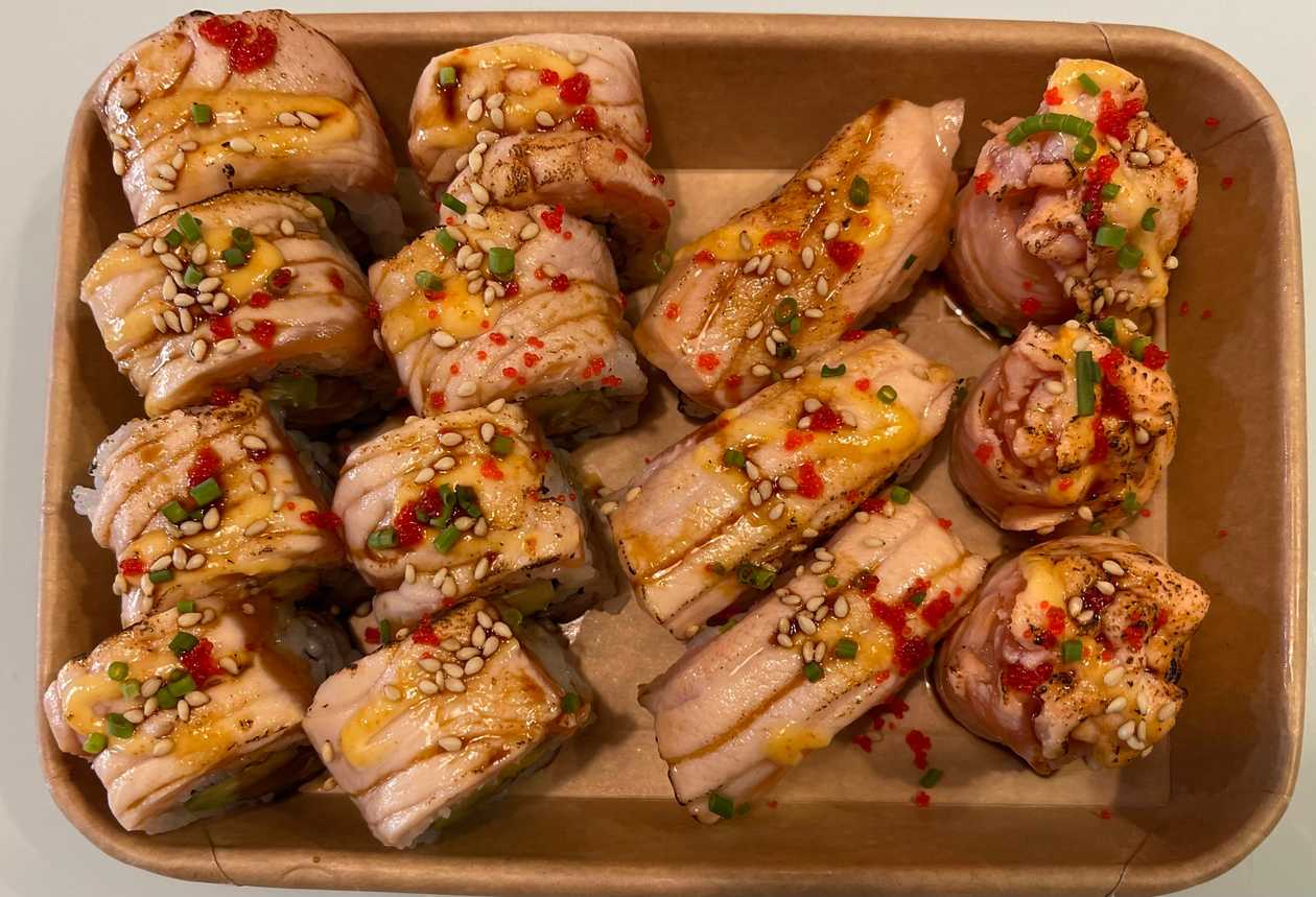 Salmão California. Nigiri é gunkan braseado